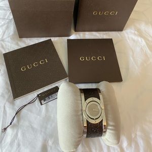 ❌Sold❌Gucci Women's YA112433 ❌